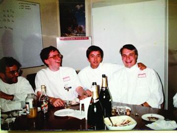 1986年,在主刀做了第一个手术后,郑民华(右二)请同事们喝香槟。