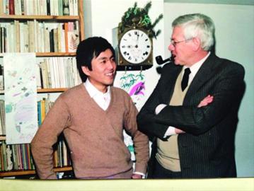 在法国,郑民华在朋友家里和资深医生交流。