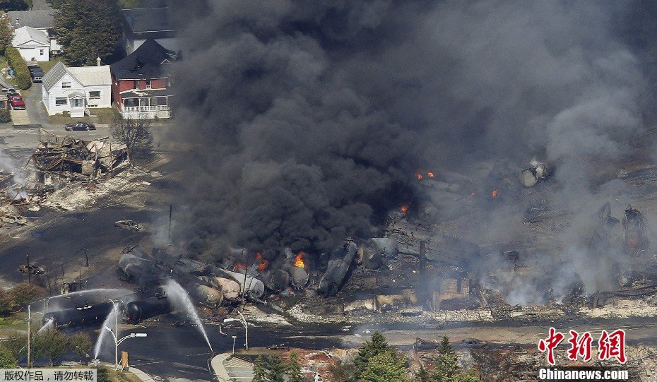组图:加拿大载石油列车爆炸 至少80人失踪