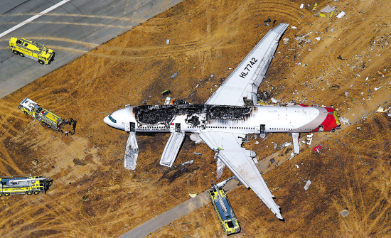 飞机在美国旧金山坠毁现场 新华社发