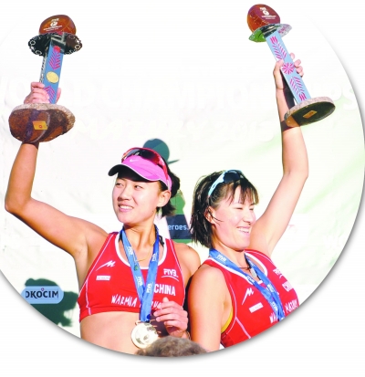 中国女子沙滩排球组合薛晨/张希(右)夺得世锦赛冠军.