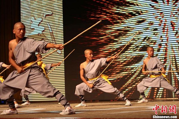 图文少林武僧团秀硬气功少林棍功