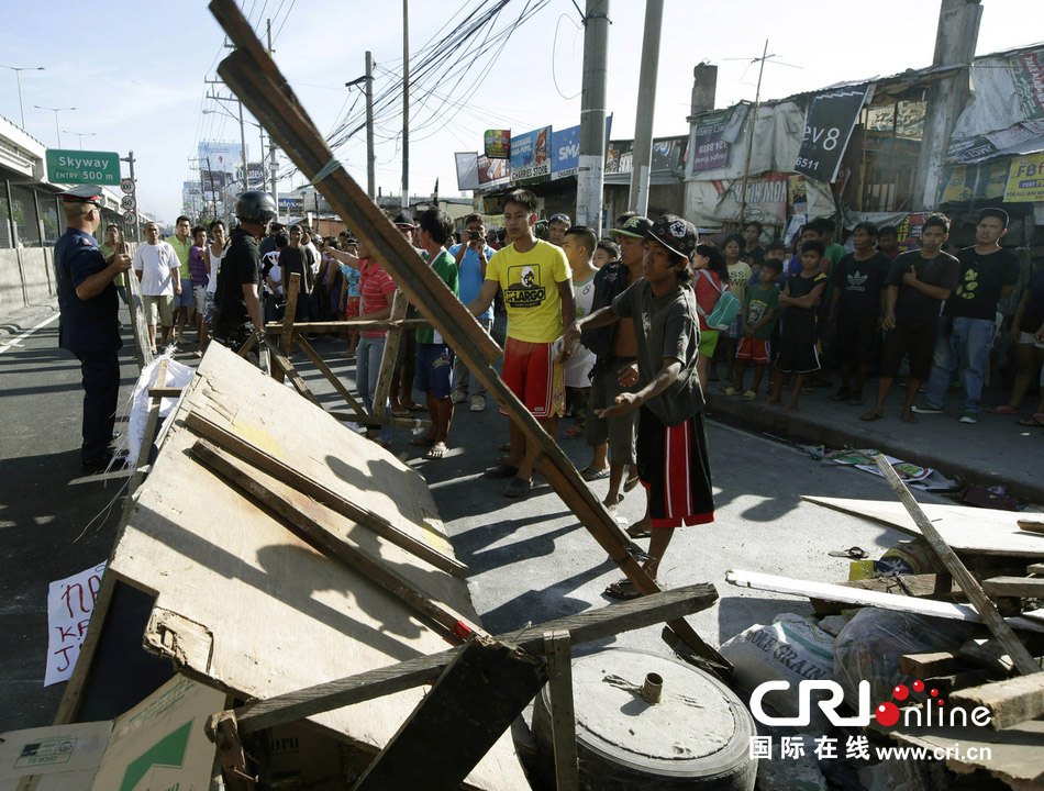 菲律宾警察强拆非法棚户区与居民对峙(高清组