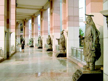 泉城广场上的名人雕像也进入了考题。资料片