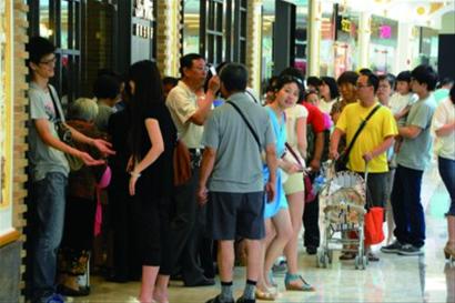环球港目前开放的餐馆有限,致使就餐顾客排起长队