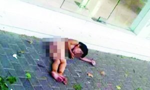 大热天,小女孩赤身躺在马路上