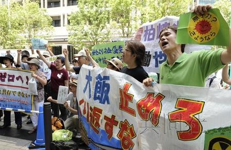 7月8日上午，来自日本全国各地的约80名市民聚集在原子能规制委员会所在的东京六本木的大楼前抗议核电站重启申请。