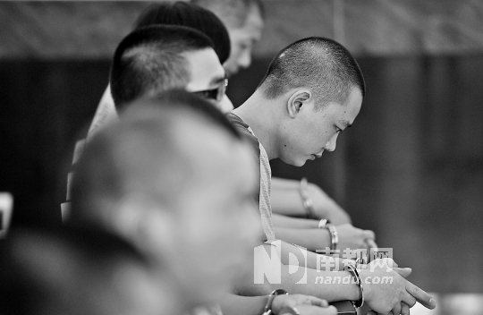 成员在东莞东城牛山法庭受审。南都记者梁清