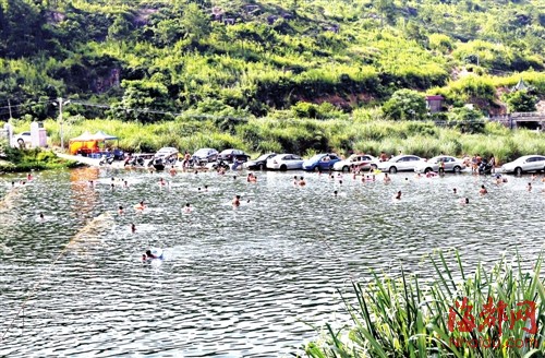 福州溪源宫水库成为很多市民游泳