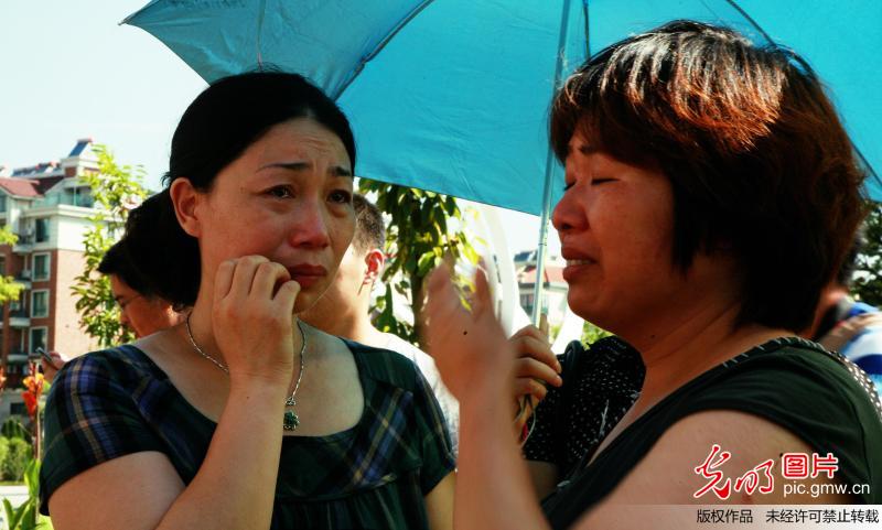 市民在江山市须江公园内为韩亚空难遇难中国女