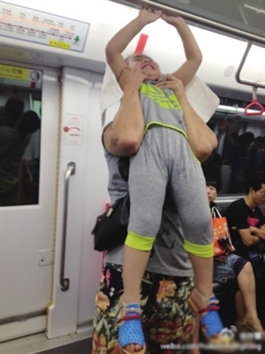 地铁里有人打伞 有人做引体向上(组图)