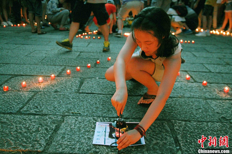 浙江江山市民为韩亚空难遇难中国女生默哀祈福(1)_社会万象_光明网