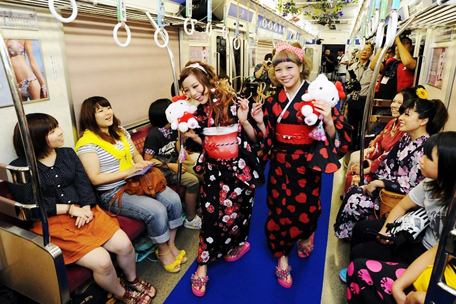 组图:日本大阪上演“地铁时装秀” 泳装和服轮番上阵