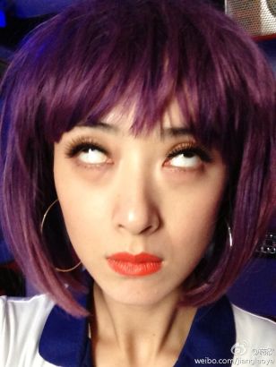 两个荧屏上美艳动人的女演员自毁形象,又是吐舌做鬼脸,又是翻白眼