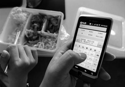 一名白领在办公室内通过手机短信预订周阿姨的私房午餐 本版图片均为晚报 王浩然 现场图片