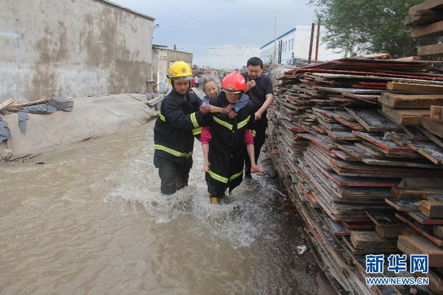 新疆克拉玛依白碱滩遭遇暴雨袭击