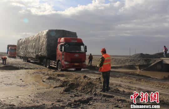 新疆若羌县暴雨致G315线山体塌方车辆受阻