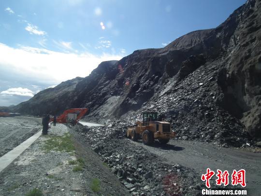 新疆若羌县暴雨致G315线山体塌方车辆受阻
