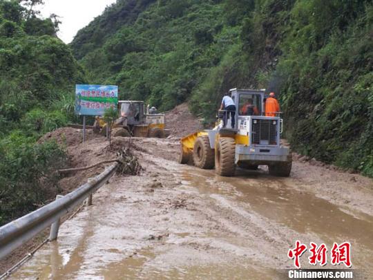 陇南文县碧口发生特大水毁，公路部门正在抢修。　尚杰　摄