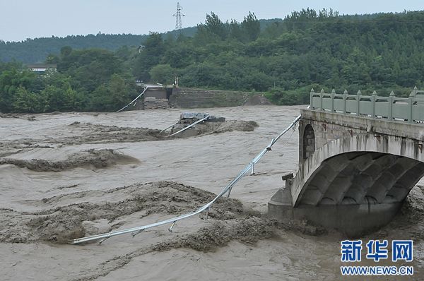 7月9日在四川绵阳江油市拍摄的老青莲大桥垮