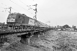 列车限速通过因船舶撞击而受损的宝成铁路青白江大桥。