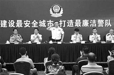 北京公安局长向市民汇报 《重案六组》演员旁
