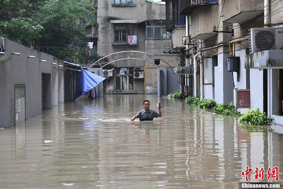 四川多地暴雨引发洪灾 消防官兵紧急转移孕妇