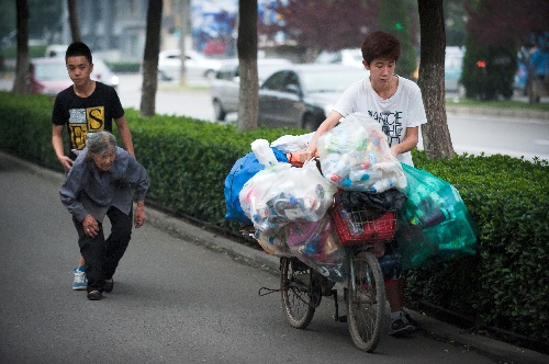 (社会)(2)老人步履蹒跚 少年热心相助