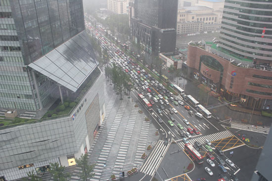 快讯:7月10日大雨致成都市中心交通瘫痪