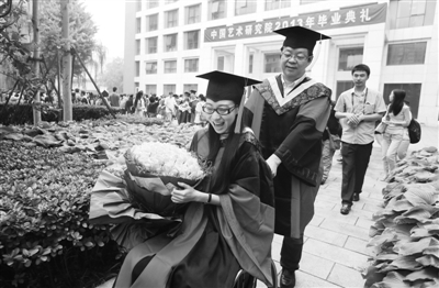 青年舞蹈家刘岩与导师冯双白出席昨日毕业典礼。