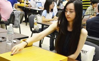 美女棋手黑嘉嘉落下第一手.