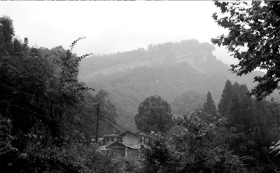 部分山体整体性垮塌。(画圈处)图/CFP
