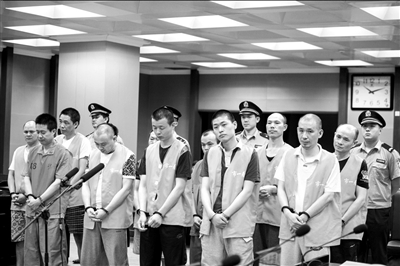 张丹前排右一等12名被告人出庭受审。京华时报记者蒲东峰摄