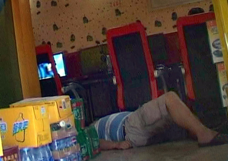男子连续玩电脑身心俱疲猝死网吧全过程组图