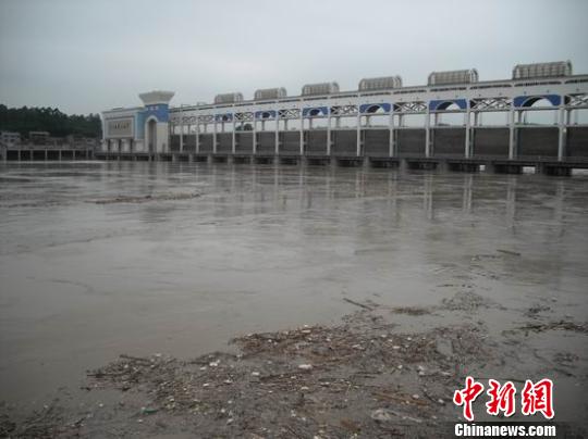 内江天宫堂水电站所有闸门都已打开，湍急的河水不断涌过。 郭飞 摄