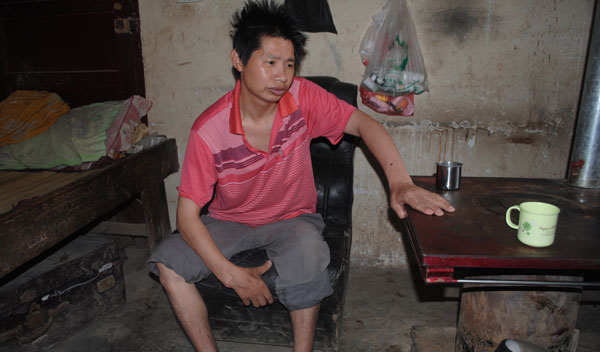 卢定海在茅台酒厂的扩建工程中患上尘肺病,他现在每天坐和睡都只能在这张破沙发上。(本报记者 何光伟 摄)
