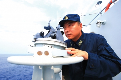 9日,中国海军沈阳舰舰长张长龙上校观察海上目标.