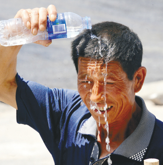 铺路工人挥汗如雨(组图)