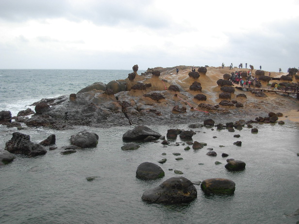 大海波浪常年侵蚀,岩石风化及地壳运动等作用造就野柳奇特景观.(陈逸)