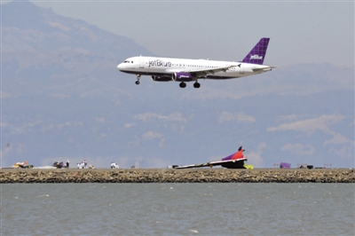 7月9日,一架美国捷蓝航空公司客机准备降落在美国旧金山国际机场.