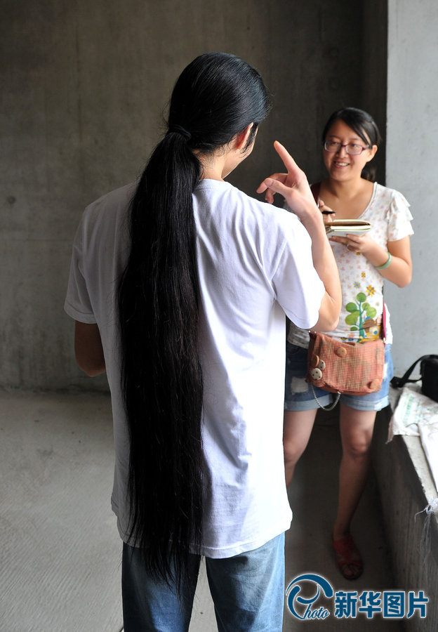 05米长秀发3000元不舍卖(组图)西安25岁的朱希留着长达一米多的长发.