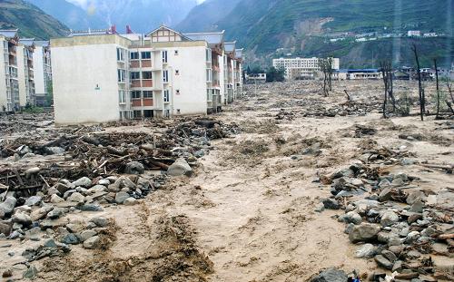 这是7月10日在四川省阿坝州汶川县七盘沟镇拍摄的泥石流现场.