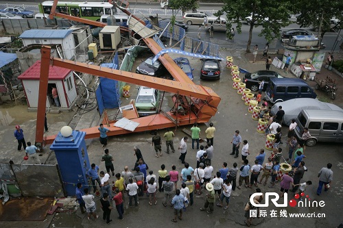 2013年7月11日下午，青岛地铁3号线08标保儿站龙门吊倾倒，造成4辆停放车辆受损，现场无人员伤亡。
