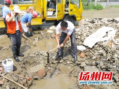 扬州网讯 连日高温,市自来水公司安装公司50名抢修队员24小时待命,随时准备奔赴抢修一线。昨天上午,记者跟随抢修队员到太平北路抢修,体验了一回夏日抢修的辛苦。