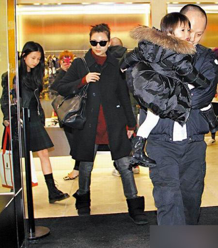 邱淑贞(左二起)和丈夫沈嘉伟带女儿逛自家服饰店购物