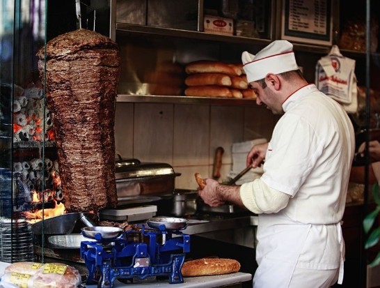 搅动味觉的旅程:伊斯坦布尔旋转烤肉传统的土耳其烤肉(donerkebab)