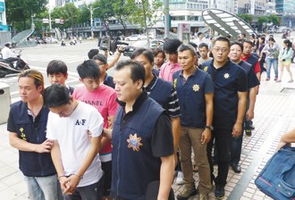 警方前天10日扫荡该分会14处堂口据点，逮捕会长陈文泰等17人。联合报图