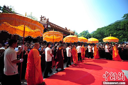 7月12日,在北京八大处公园,来自全国各地的18位高僧身披袈裟,与灵光寺