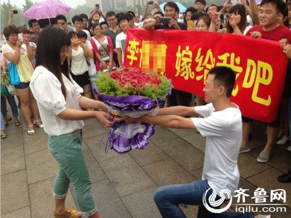 小伙单膝跪地向女友求婚,女友幸福接过鲜花