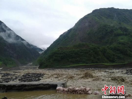 图为陈家坝青林沟山洪泥石流再次爆发,已越过堤坝 肖琳 摄